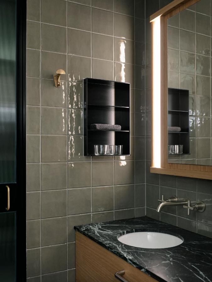 Ace Hotel Sydney Esterno foto Bathroom tiles