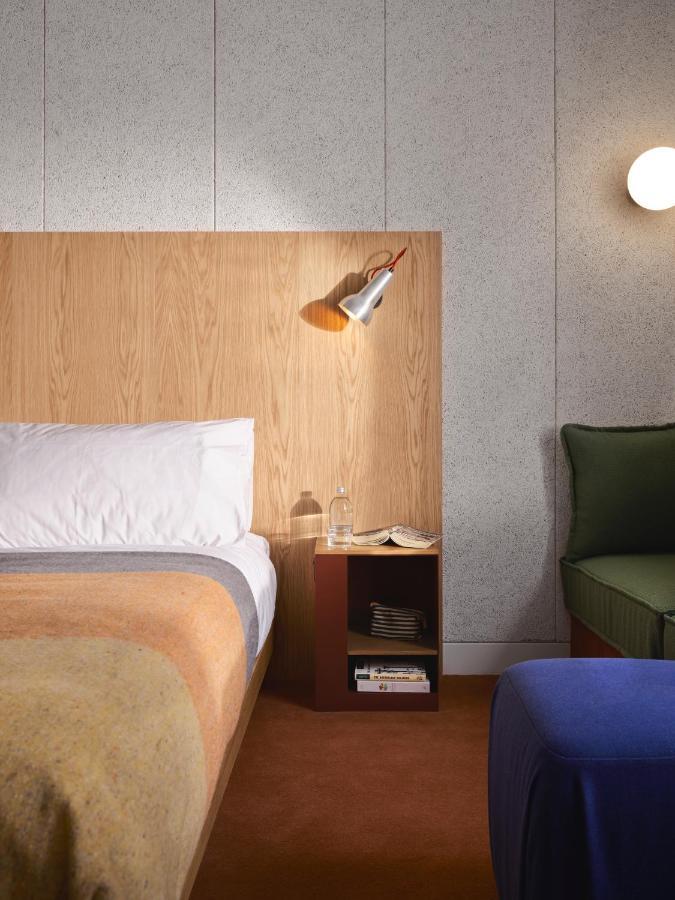 Ace Hotel Sydney Esterno foto A wall-mounted bedside light