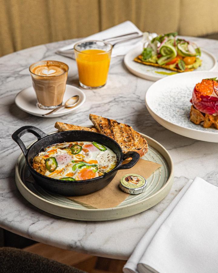 Ace Hotel Sydney Esterno foto A breakfast at the restaurant