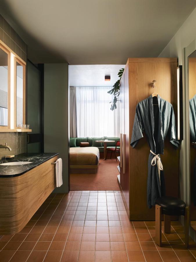 Ace Hotel Sydney Esterno foto A room at the Standard East Village