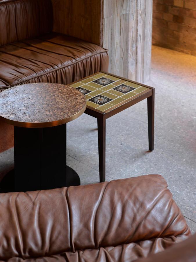 Ace Hotel Sydney Esterno foto A side table